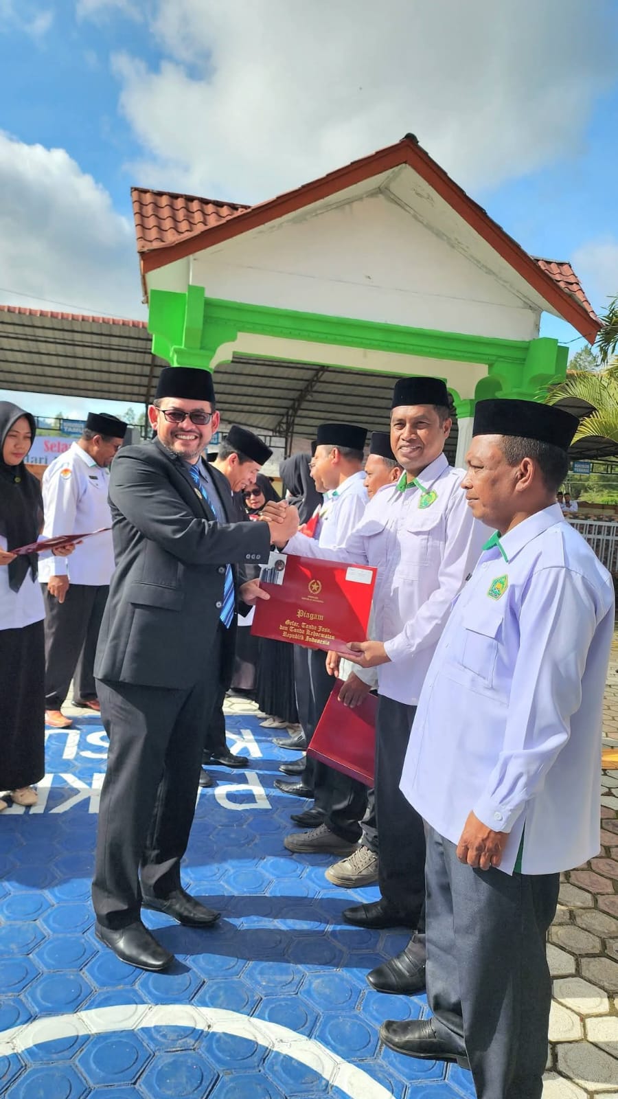 Dedikasi di Tengah Ujian: Kepala MTsN 7 Aceh Tengah Terima Satyalancana Karya Satya pada HAB ke-80