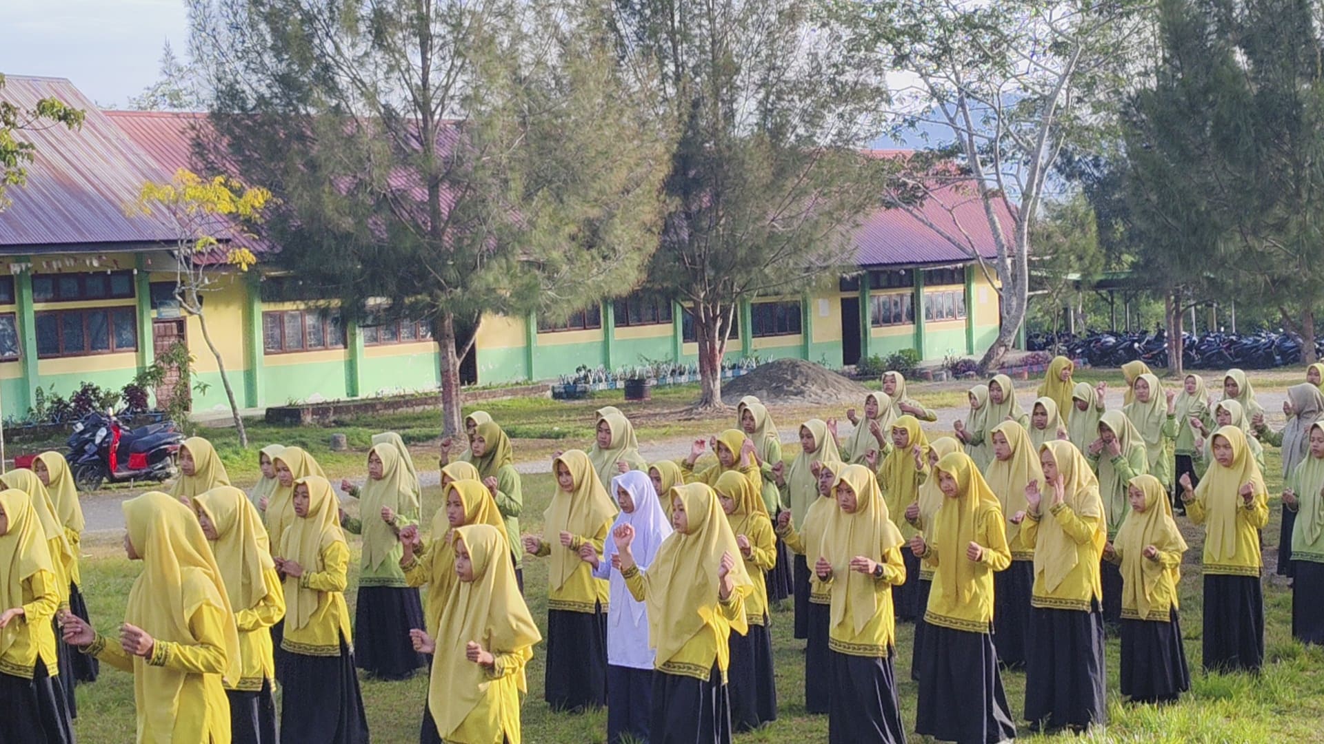 Siswa MTsN 7 Aceh Tengah Semarakkan Senam Anak Indonesia Hebat