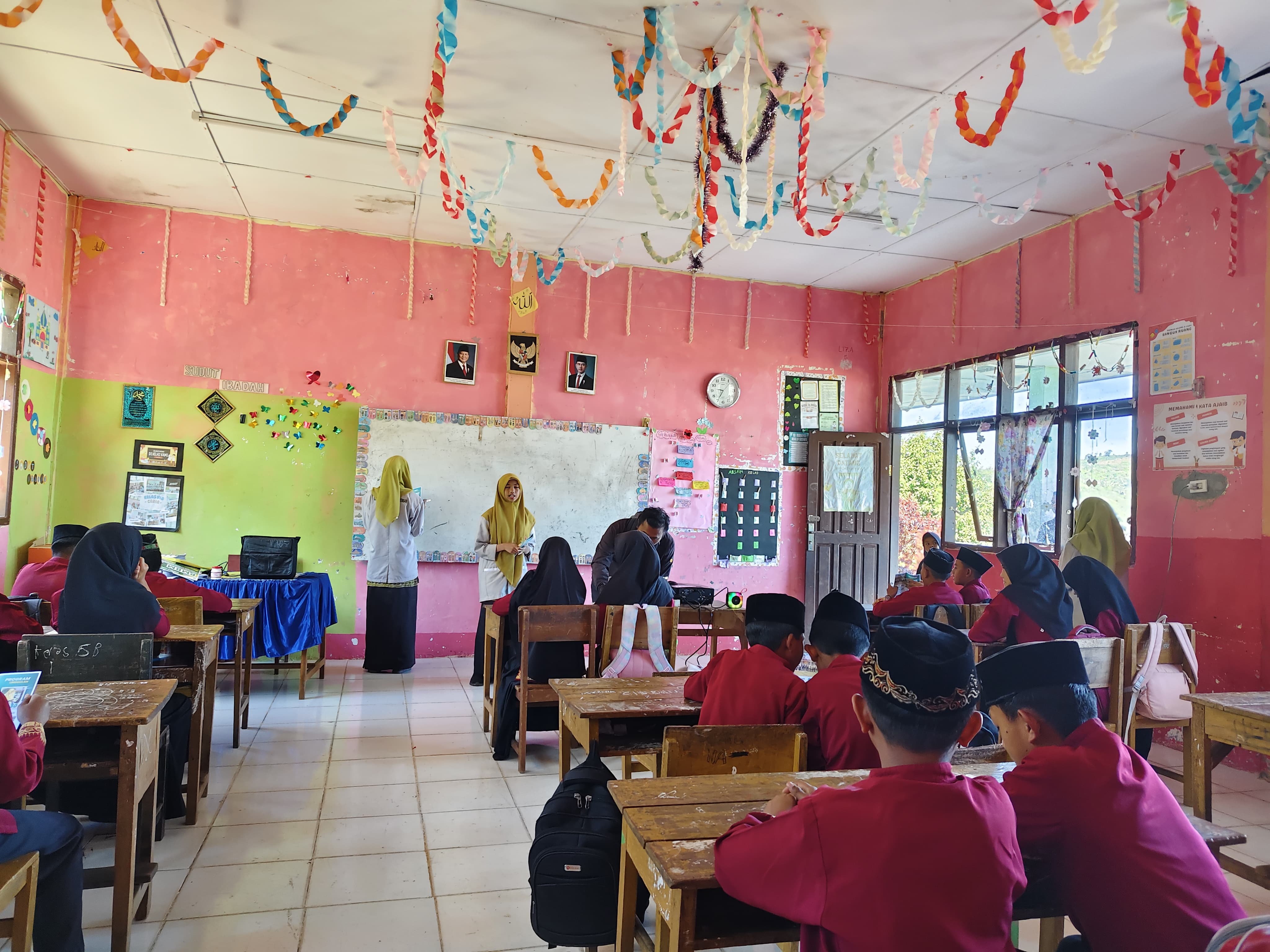 Gunakan Media Visual, Sosialisasi PMBM Hari Keempat MTsN 7 Aceh Tengah di SDN 3 dan 4 Jagong Jeget Pukau Siswa