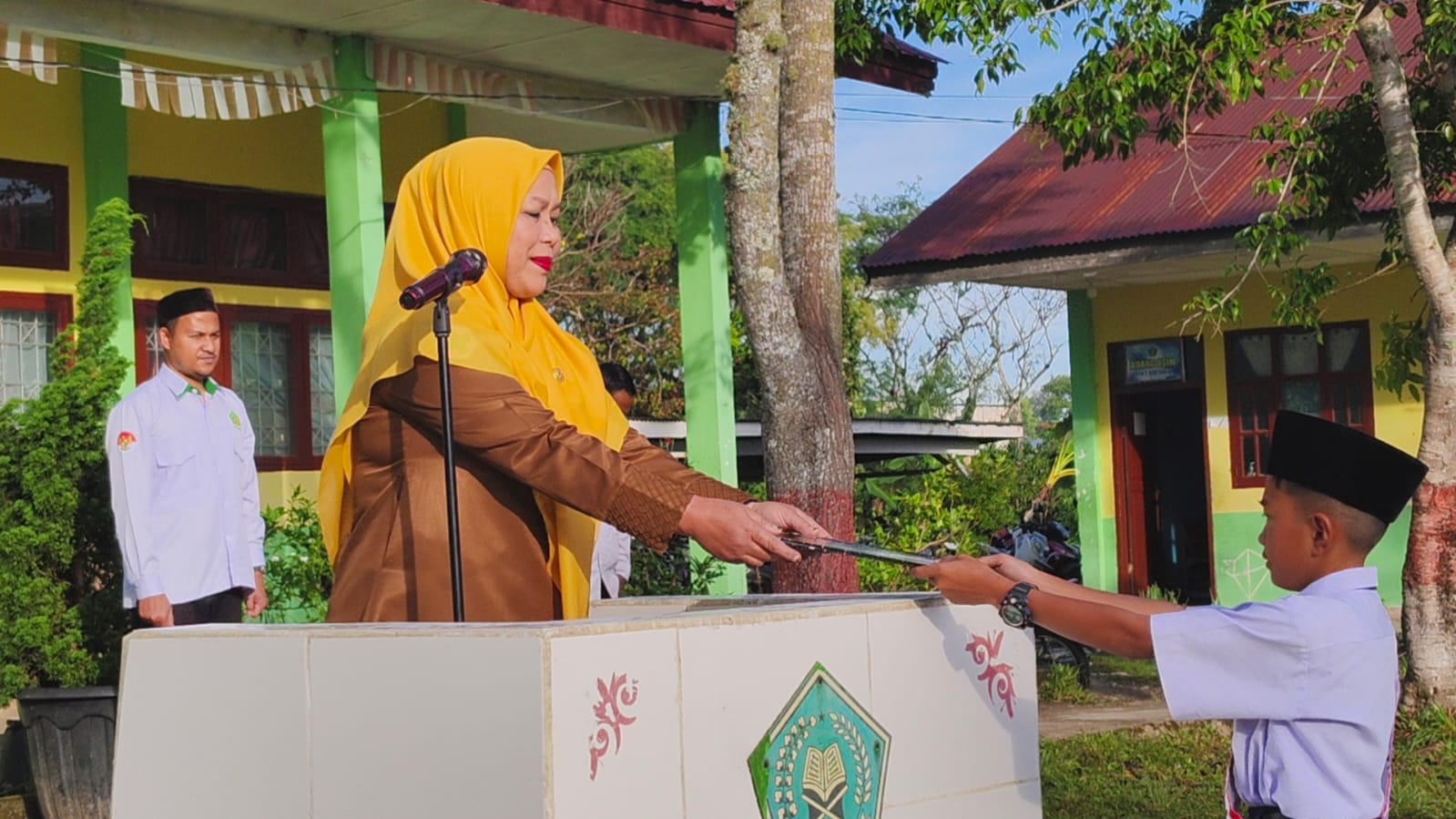 Kepala Puskesmas Jagong Jeget Jadi Pembina Upacara di MTsN 7 Aceh Tengah, Ingatkan Bahaya Rokok hingga Pergaulan Bebas