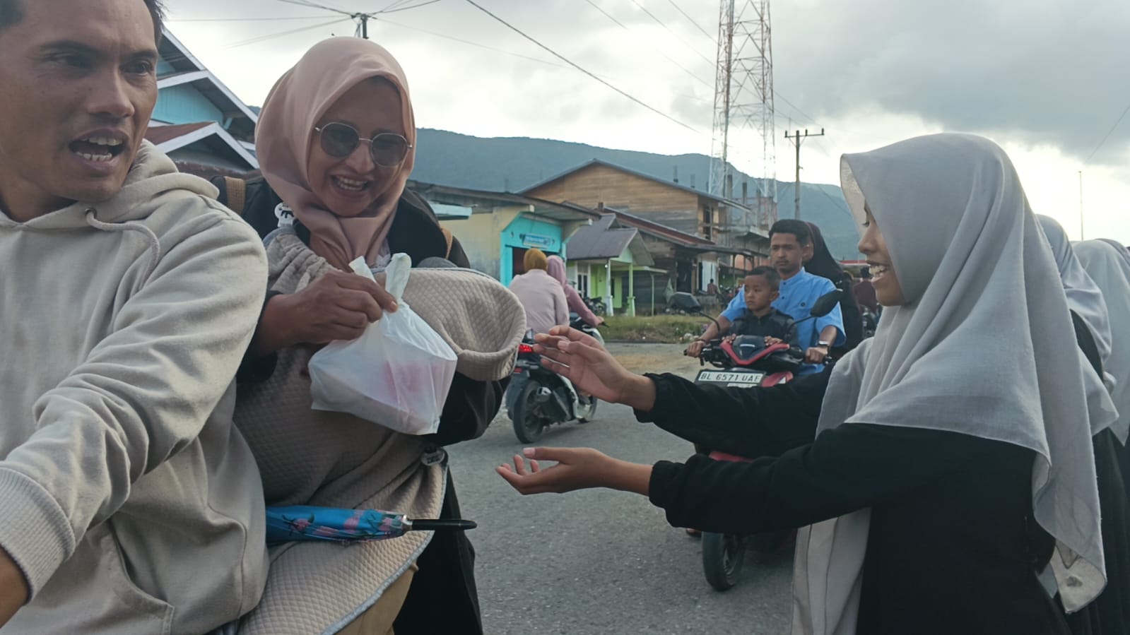 Menebar Berkah di Bulan Suci, OSIM MTsN 7 Aceh Tengah Bagi-Bagi Takjil di Simpang Jeget Ayu