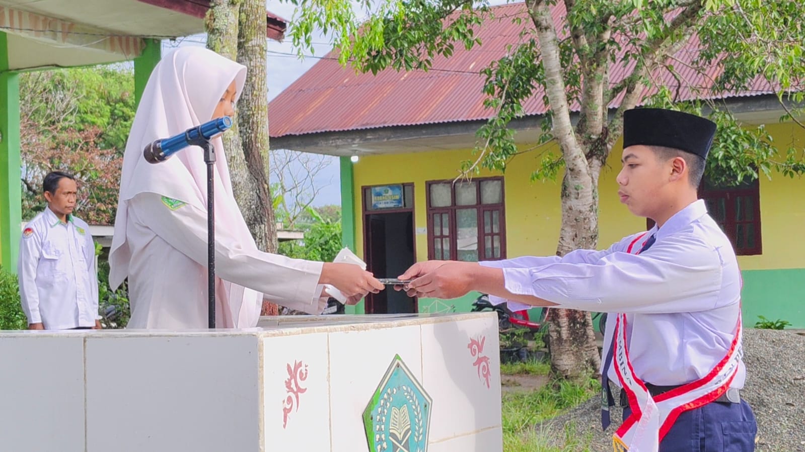 Siswa Kelas 9 MTsN 7 Aceh Tengah Gelar Upacara Perpisahan Penuh Khidmat