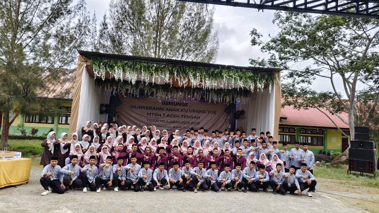 Sarat Nilai Tradisi, MTsN 7 Aceh Tengah Sukses Gelar Prosesi Adat "Bemunge, Munyerahni Anak Kenurang Tue" dan Wisuda Kelulusan