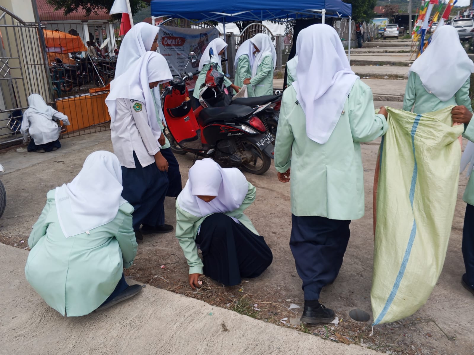 Pelaksanaan gotong royong OSIM MTsN 7 Aceh Tengah di posko pengungsian