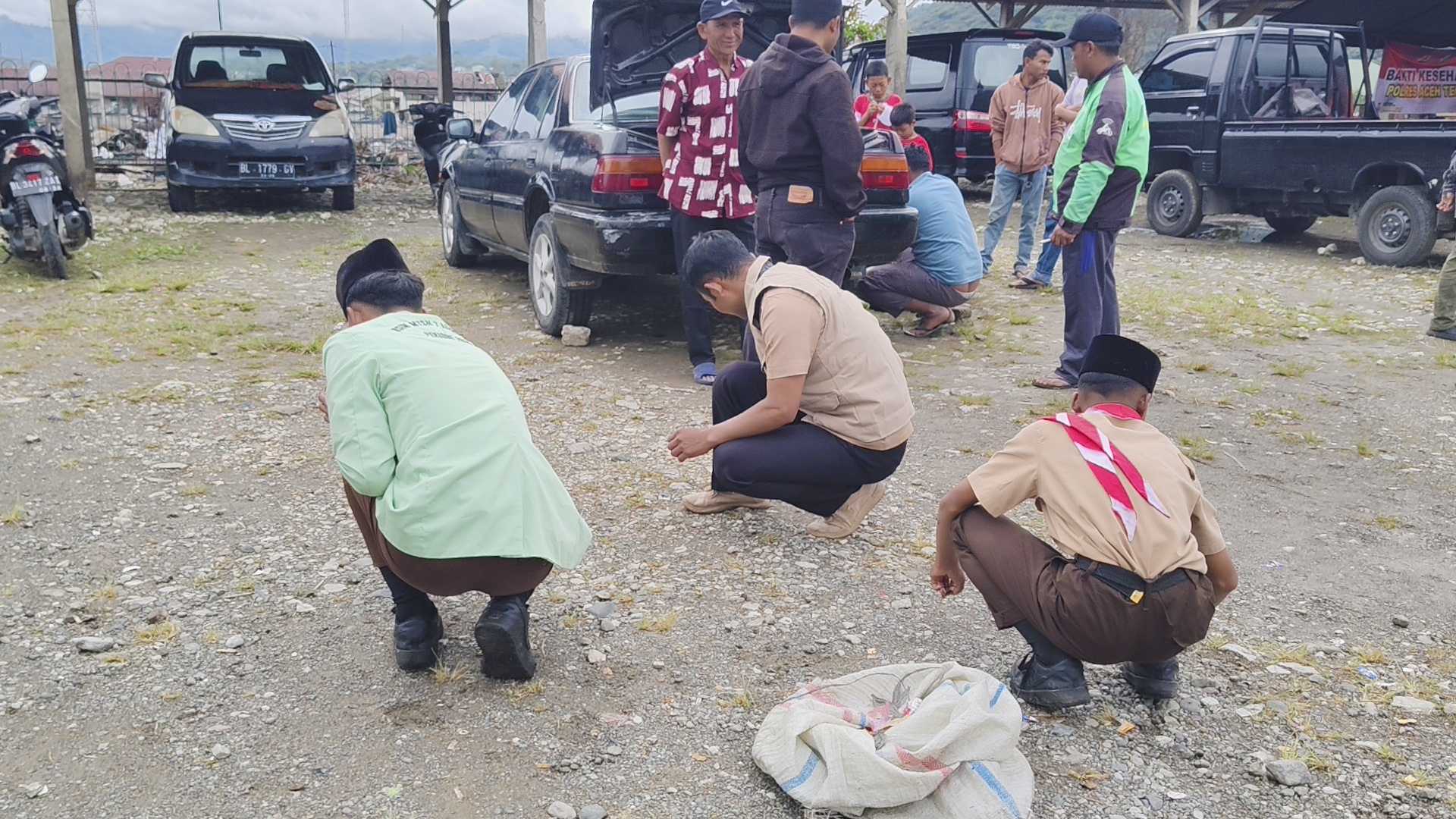 Pelaksanaan gotong royong di posko pengungsian